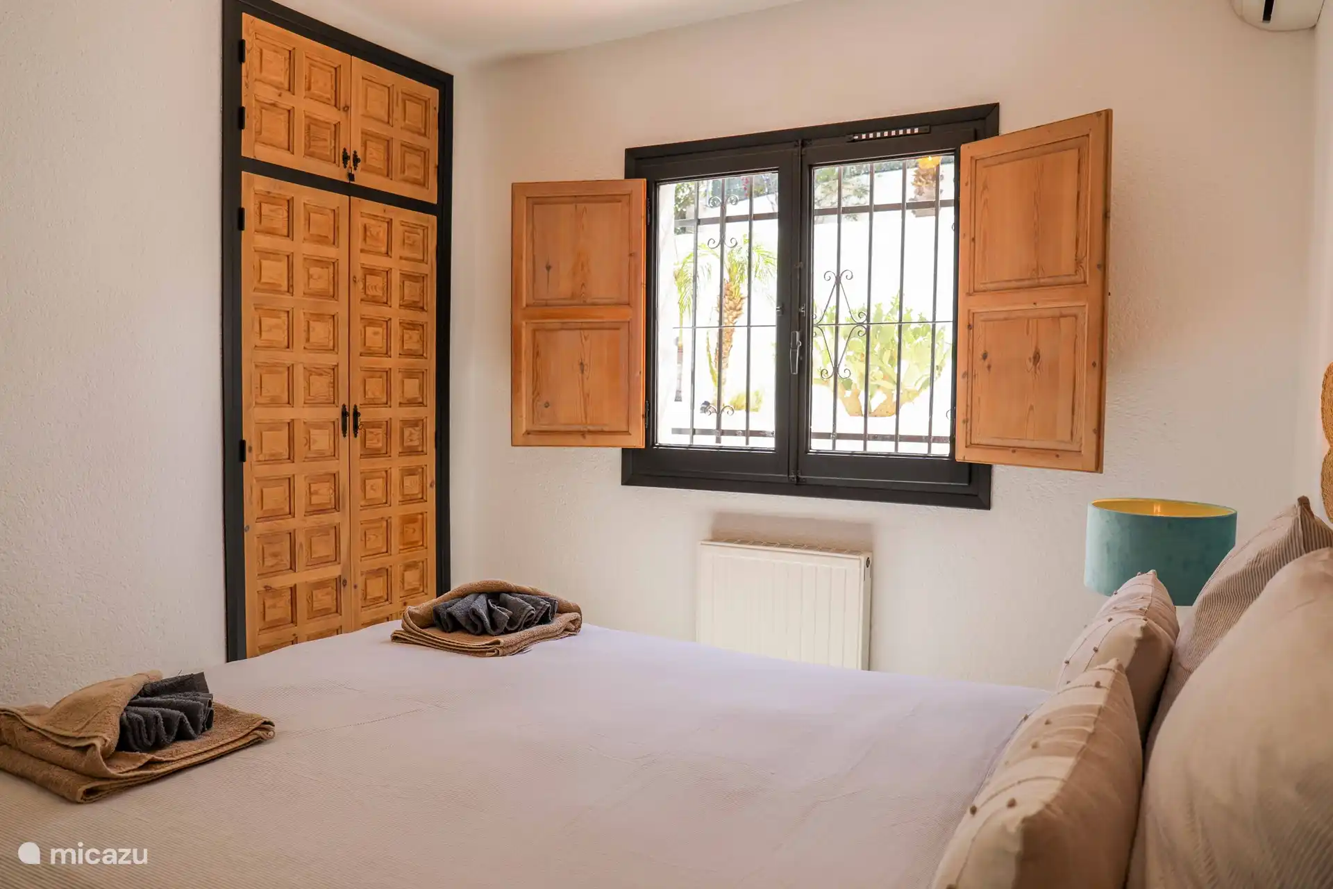 Schlafzimmer mit Doppelbett