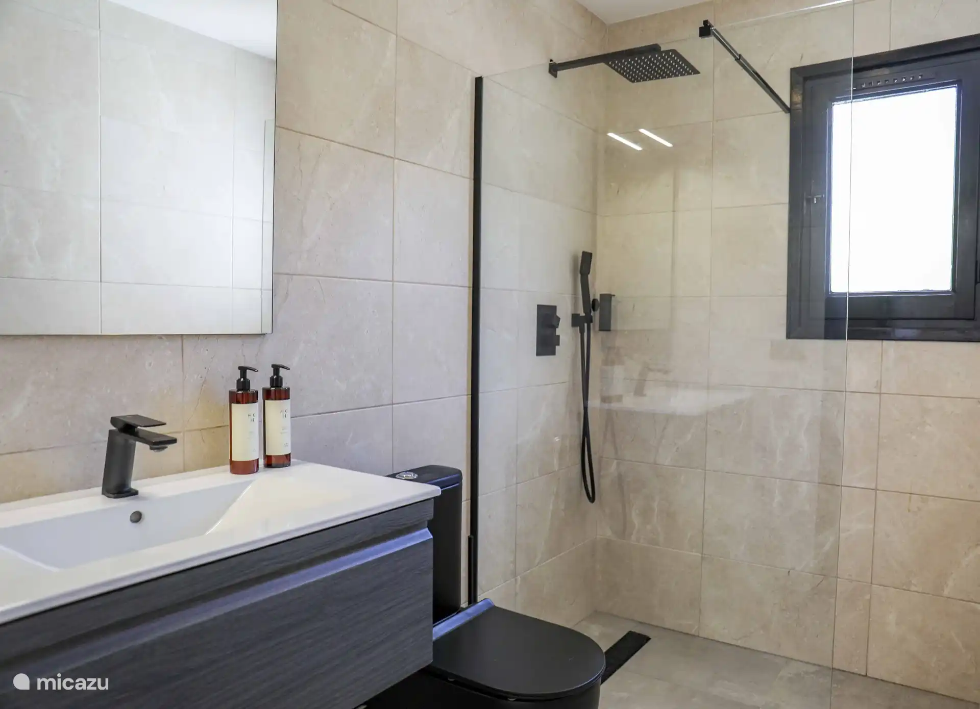 Badezimmer mit Dusche