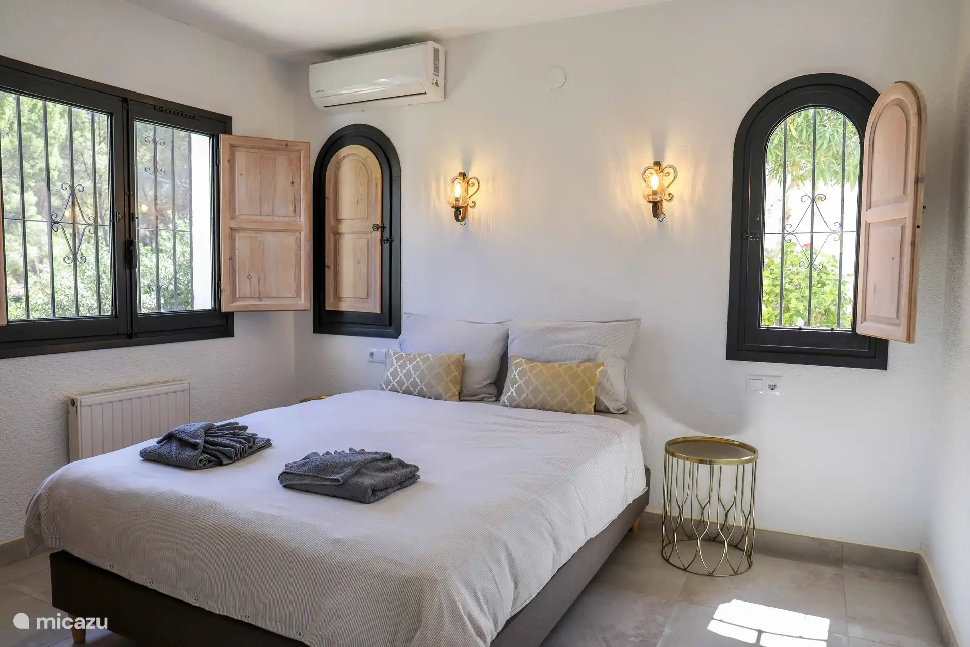 Schlafzimmer mit Doppelbett