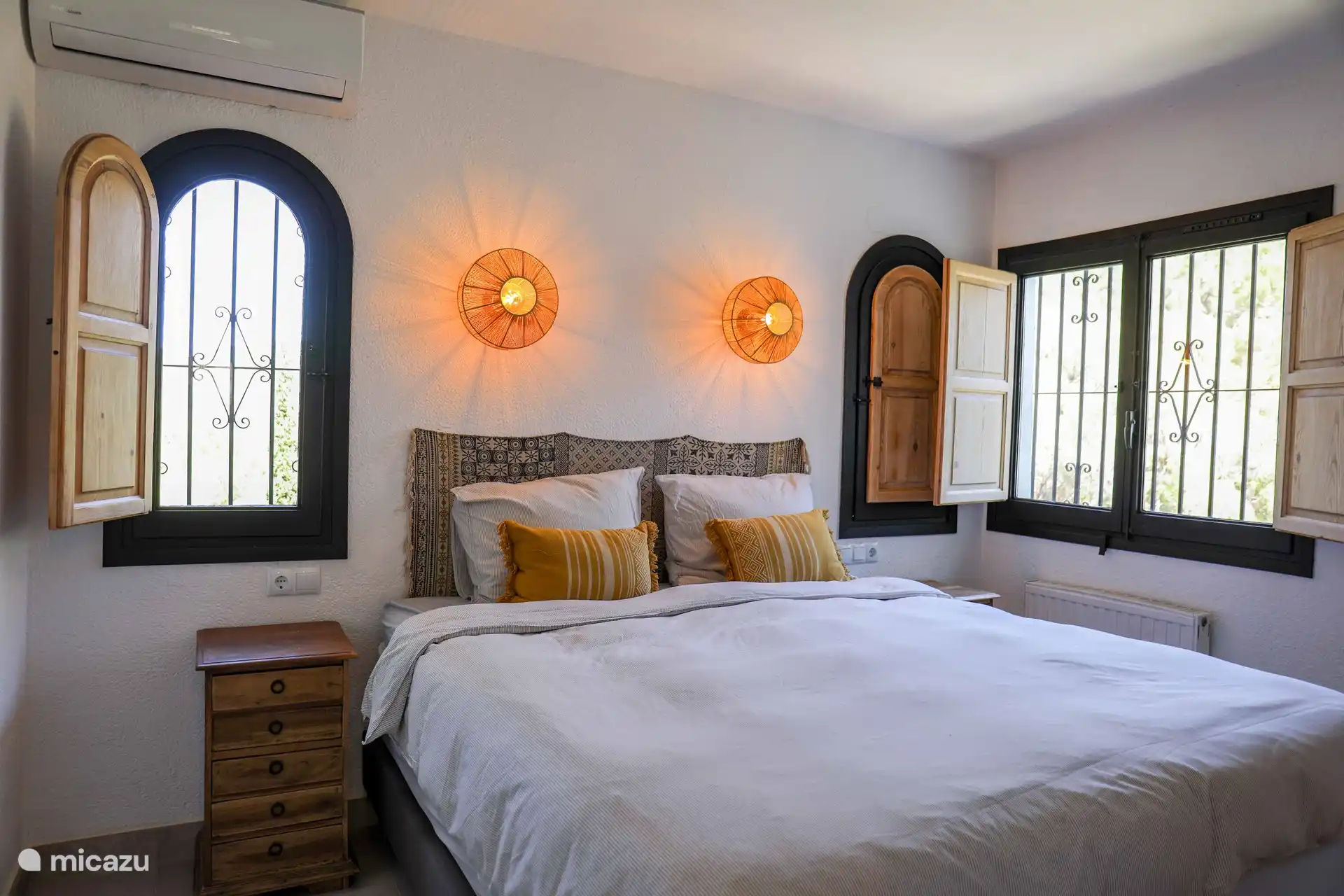 Schlafzimmer mit Doppelbett