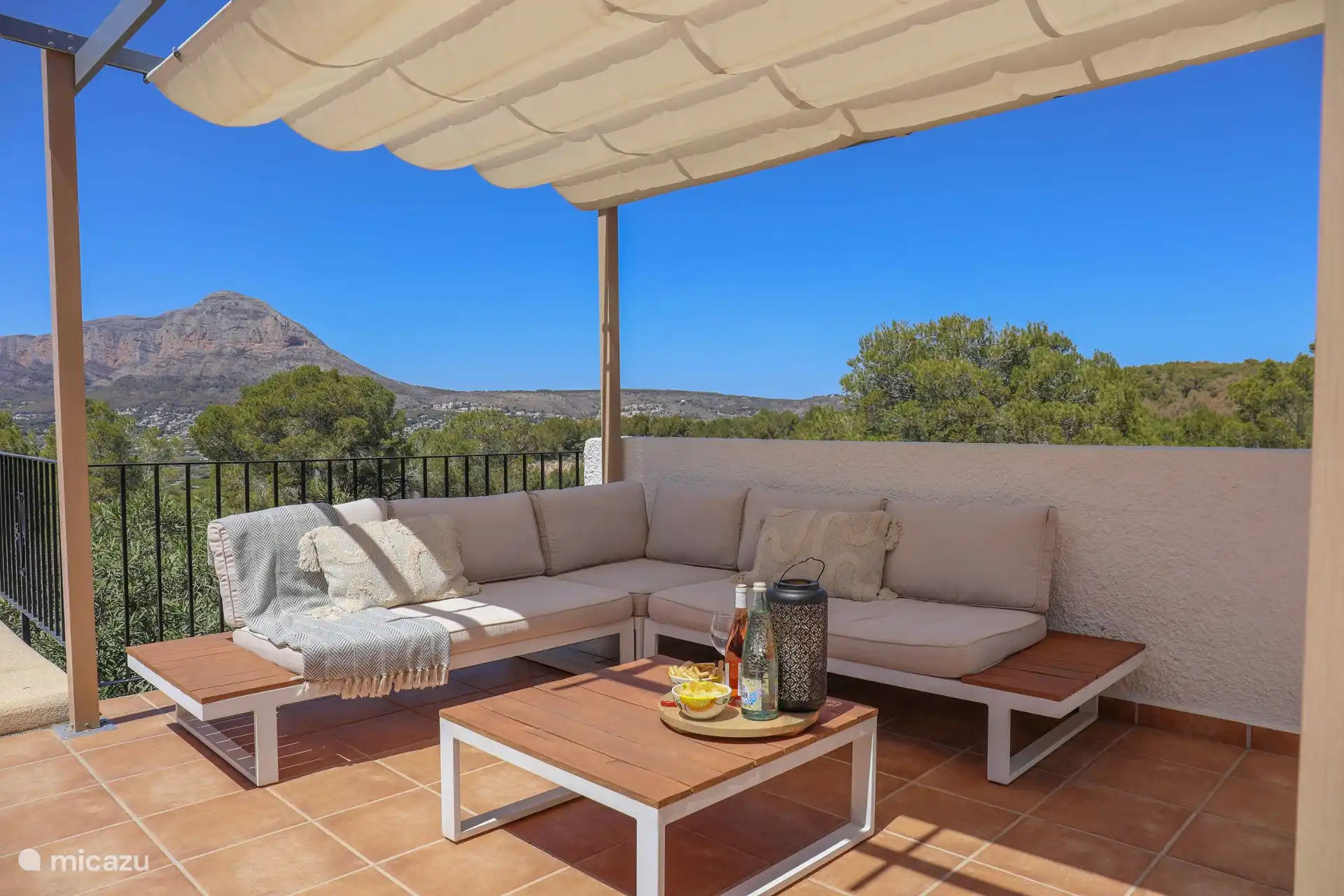 Die überdachte Lounge, tolle Buchlektüre hier!