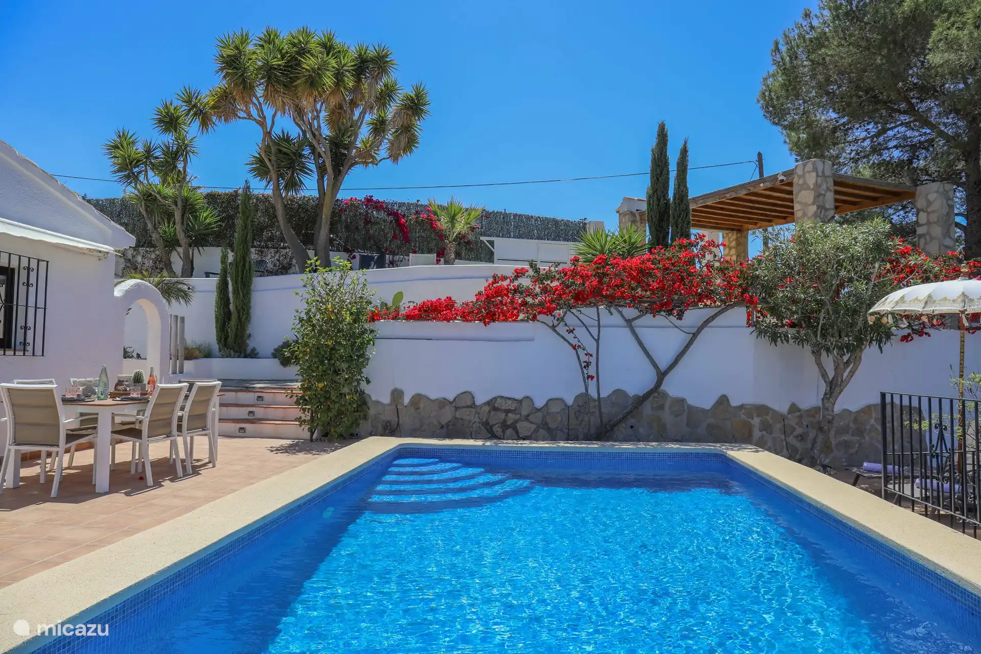 Der schöne private Pool und Essbereich