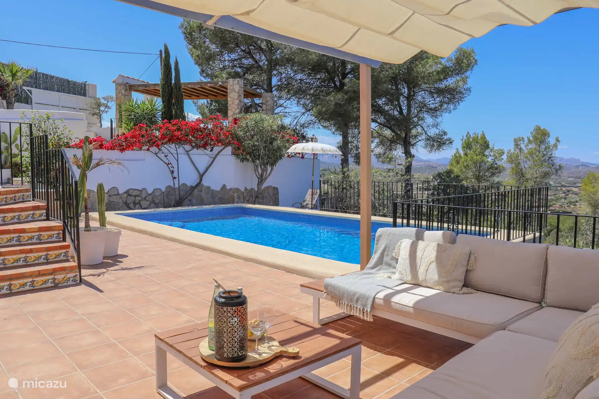 Und dieser schöne private Pool mit Loungebereich