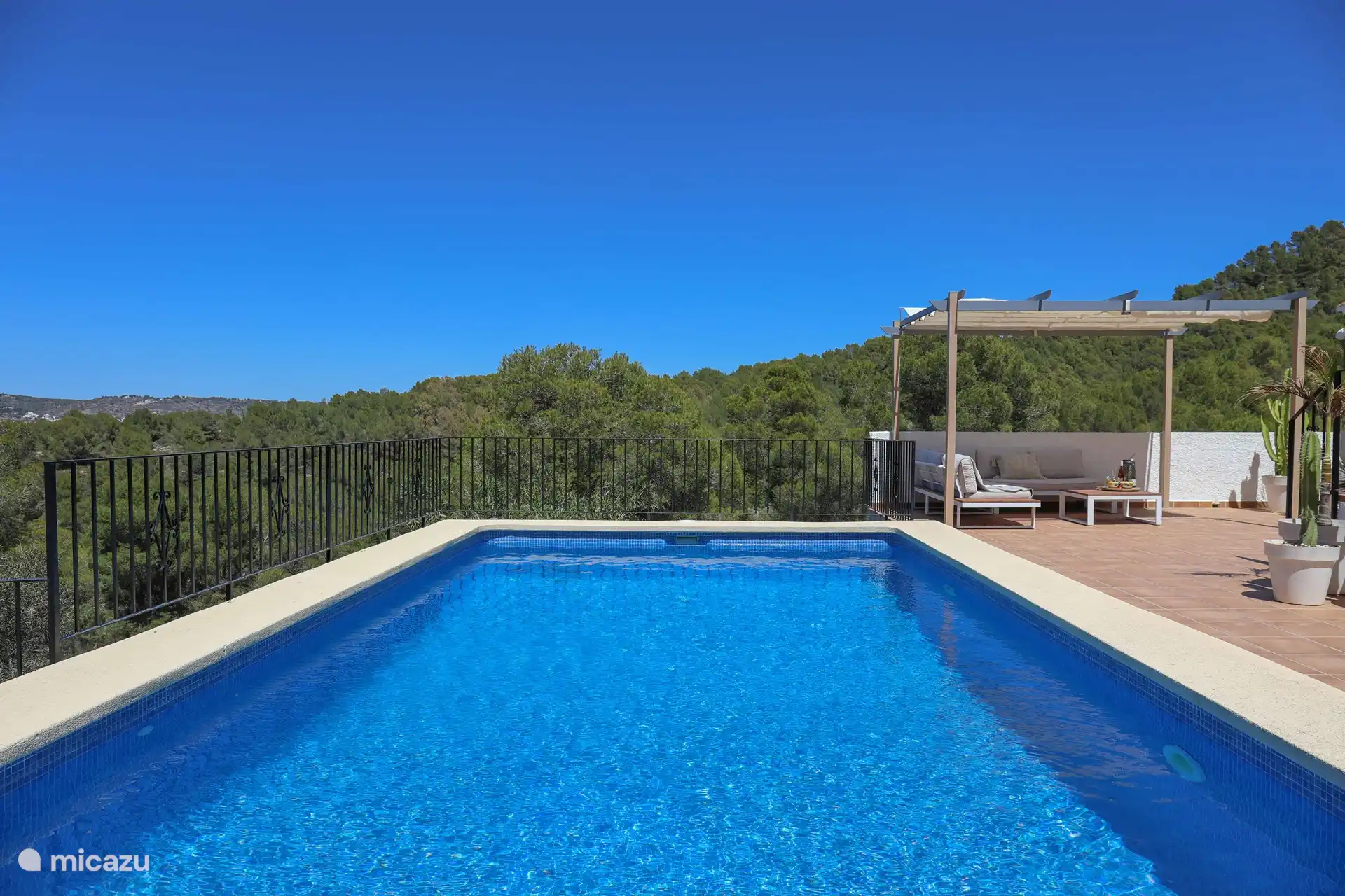 Bahnen schwimmen im privaten Pool