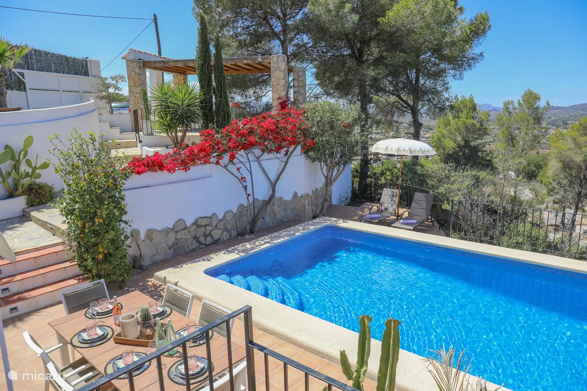 Aber auch die schönen Städte und idyllischen Buchten der Costa Blanca im Norden wie Moraira und Javea erreichen Sie bequem