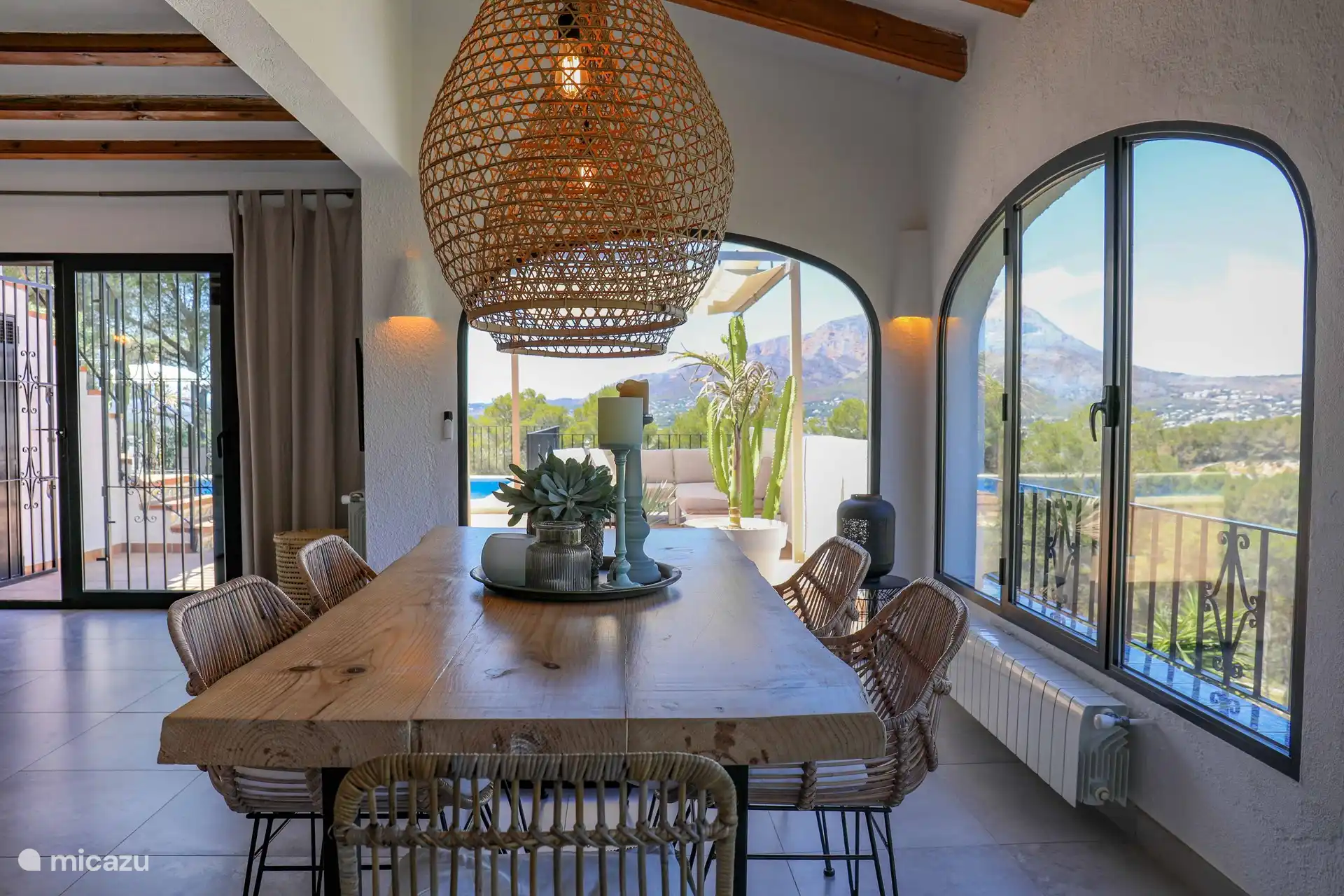 Das Ferienhaus ist schön hell und gut organisiert, dies ist das Wohnzimmer mit Essbereich