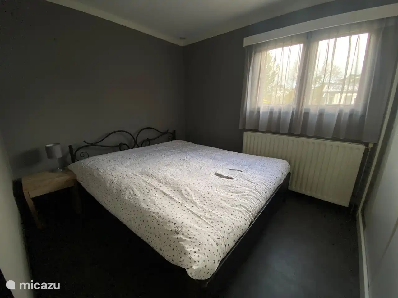 Chambre à coucher avec garde-robe