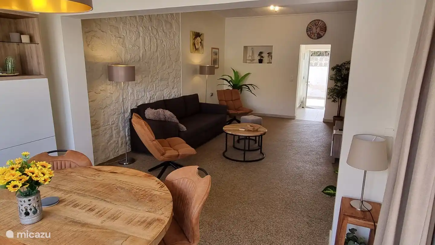 Geräumiges Wohnzimmer