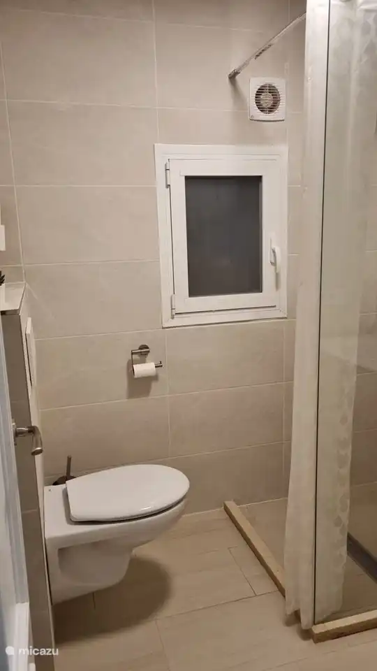 Badezimmer mit Dusche und WC