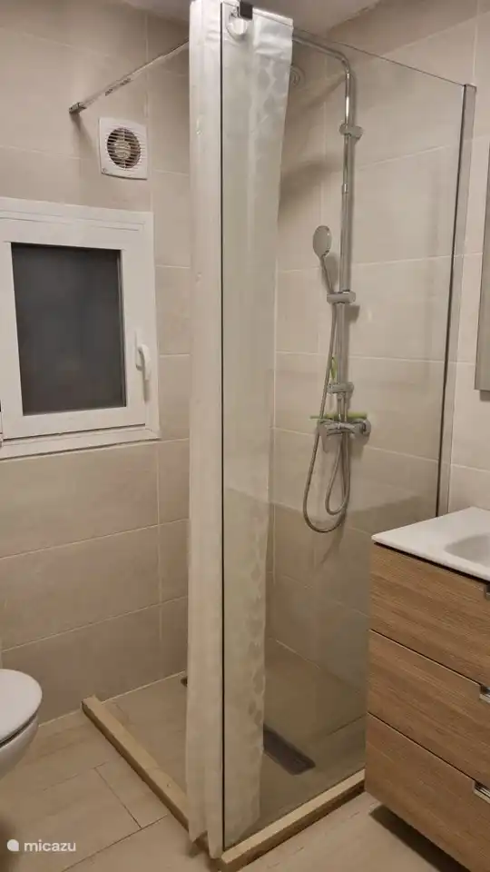 Badezimmer mit Dusche und WC