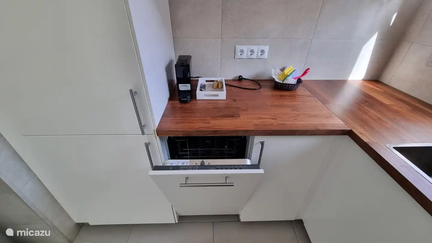 Küche mit Geschirrspüler