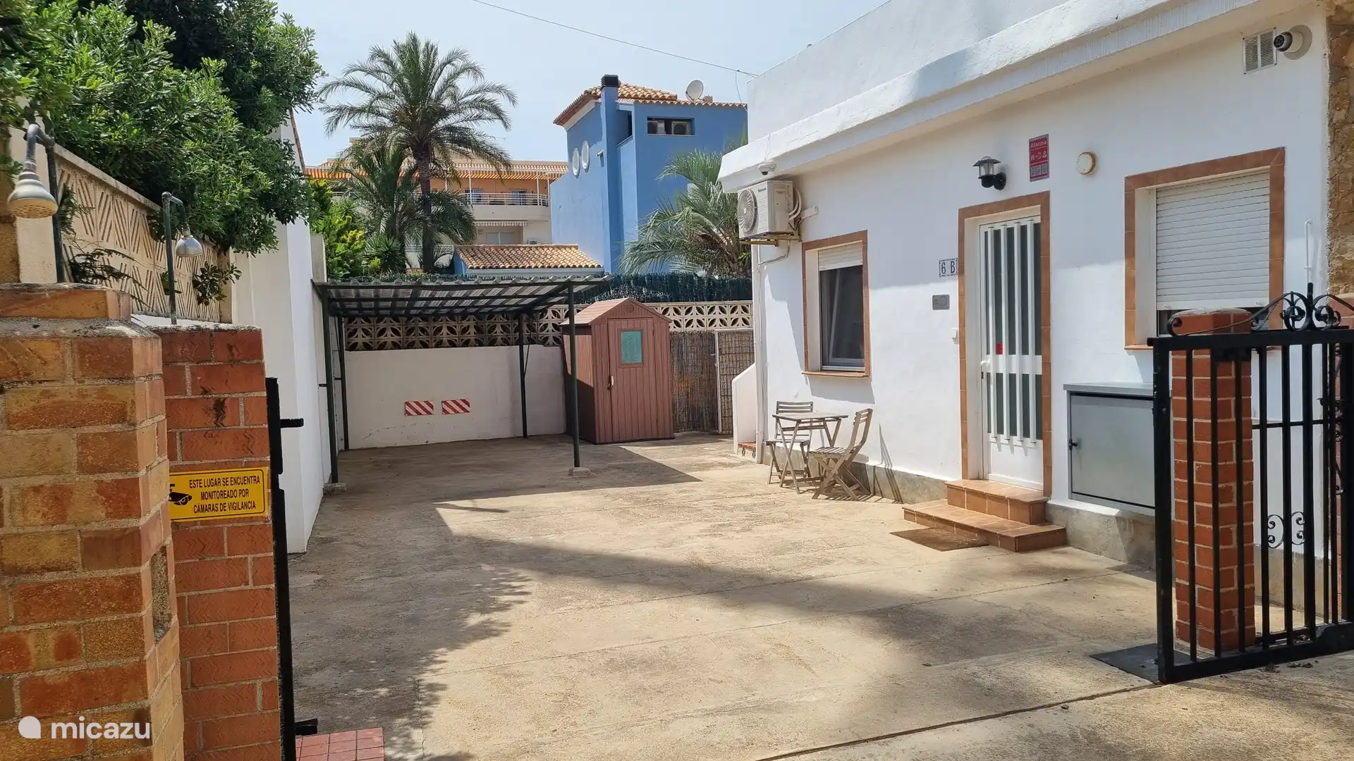 Front mit 2 Stellplätzen