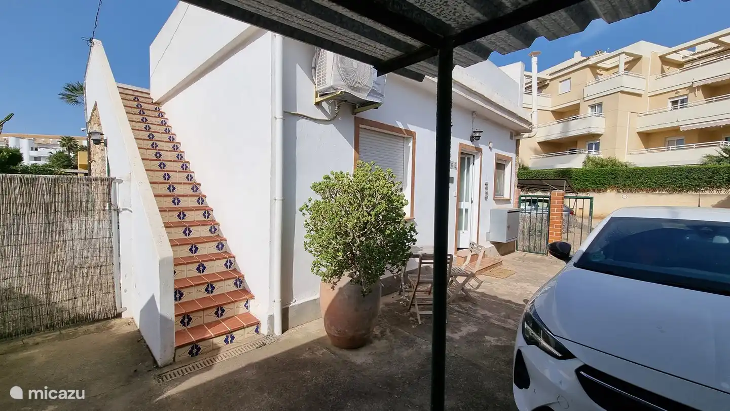 Vorne mit Treppe zur Dachterrasse