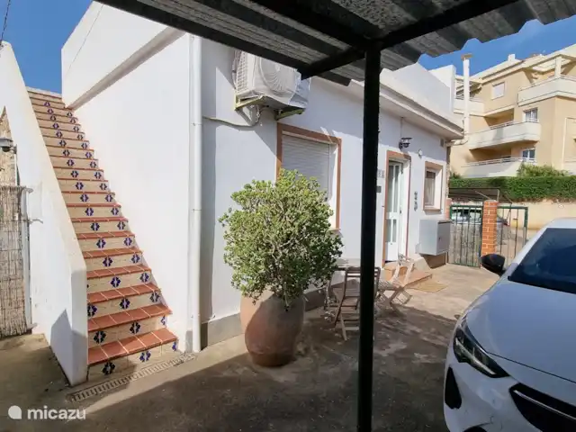 CasaBoks Les Bovetes huren in Spanje, Costa Blanca, Dénia - bungalow Voorzijde met trap naar dakterras