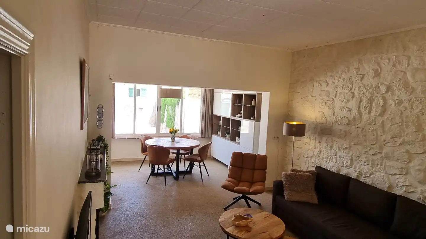 Geräumiges Wohnzimmer