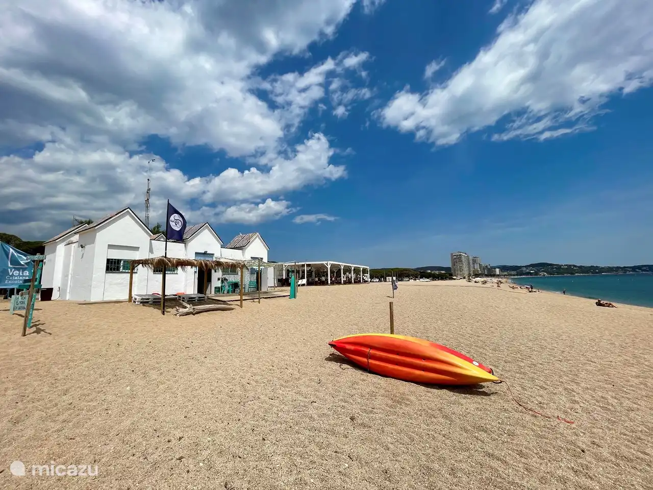 Platja Gran d'Aro: the beach at the end of the street. 6 min walk from the front door of the apartment. Rental and beach bar / chiringuito.