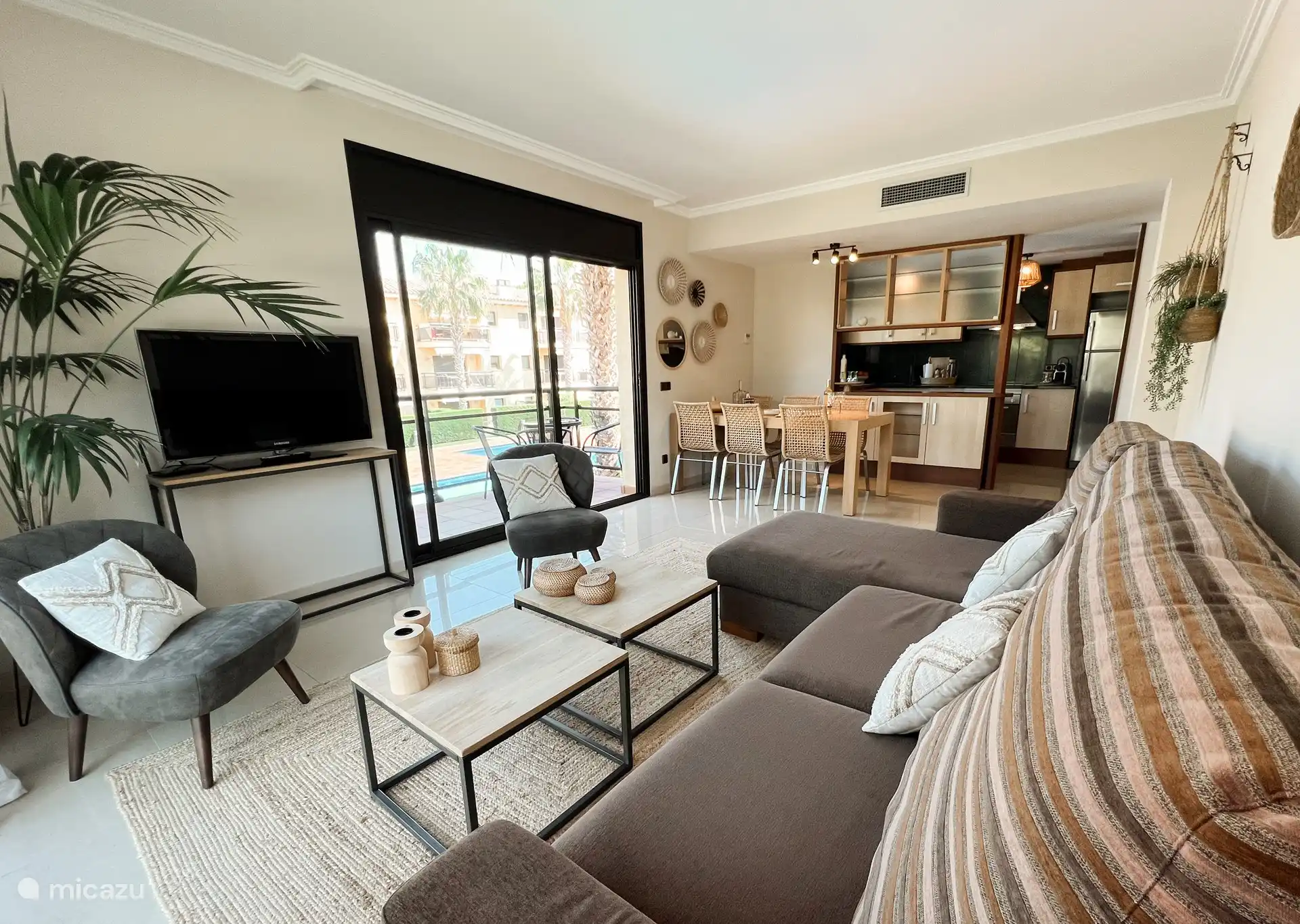 Spacious, bright living room with nice views of the pool and to the side because the apartment is located on a corner. Equipped with air conditioning, wifi, TV with chromecast for streaming from your phone. 