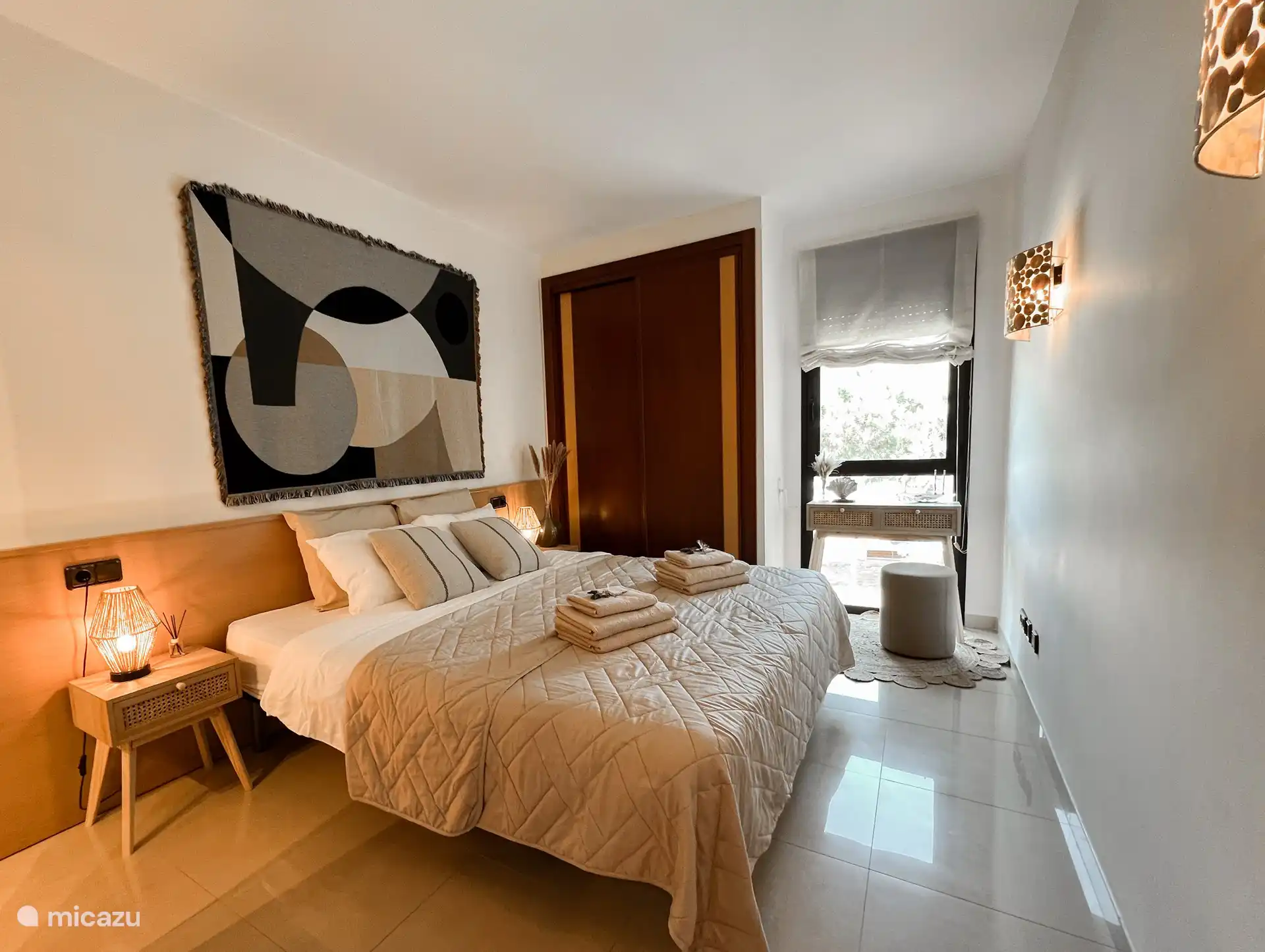 The main bedroom with a luxurious large ensuite bathroom. Large bed (180x200 cm.) and large built-in wardrobe.