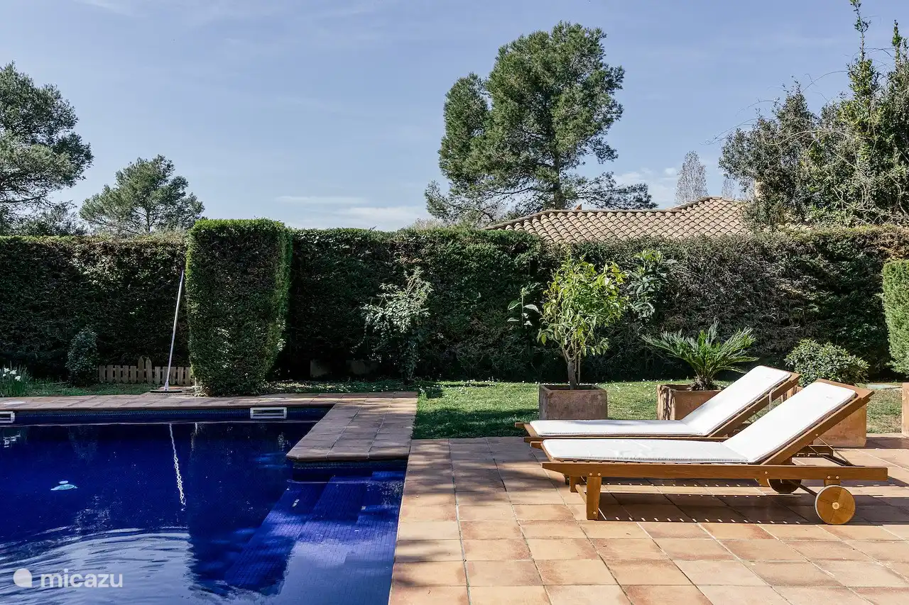 descansando junto a la piscina