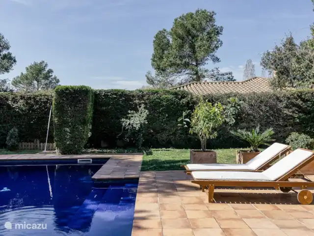 Location de Vacances Espagne, Costa Brava, Navata, villa - Villa Maria Torre Mirona Resort Farniente au bord de la piscine