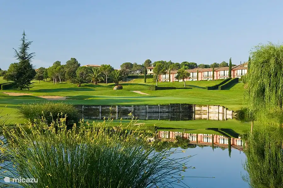 Hotel TorreMirona y campo de golf a 3 minutos andando