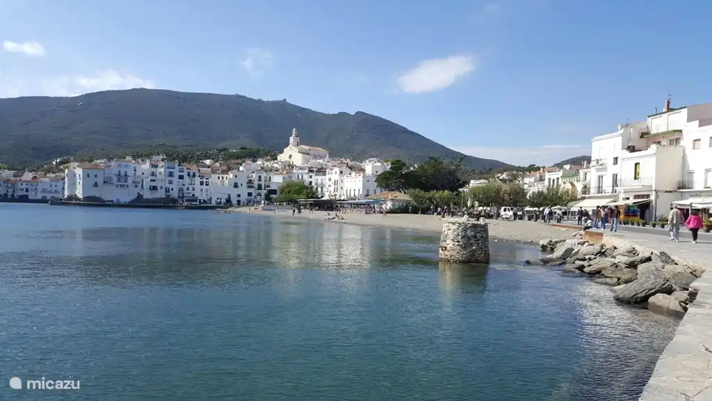 Famoso Cadaqués, pueblo turístico pero auténtico de la Costa Brava