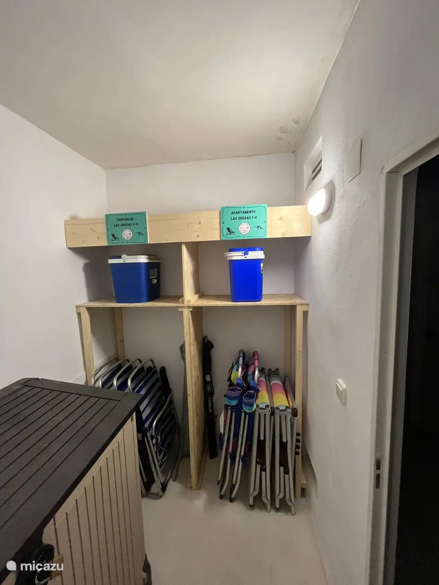 Salle de rangement avec chaises de plage, parasol et glacière, que vous pouvez emporter à la plage