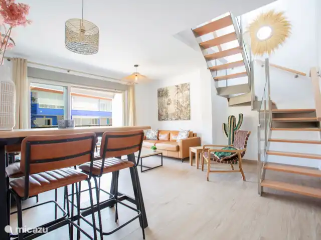 Penthouse en bord de mer avec jacuzzi | Espagne, Costa Cálida, Bolnuevo - penthouse Séjour avec balcon et escalier vers la terrasse sur le toit