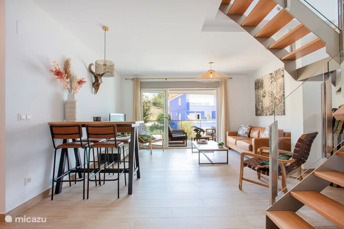 Salon spacieux avec balcon attenant