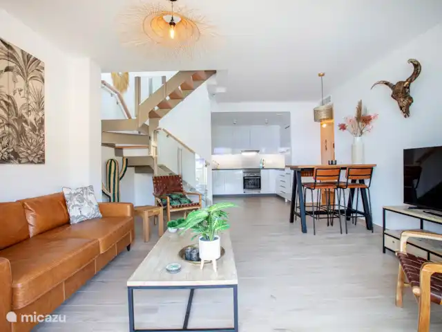 Penthouse en bord de mer avec jacuzzi | Espagne, Costa Cálida, Bolnuevo - penthouse Salon spacieux avec cuisine ouverte et escalier menant à la terrasse sur le toit