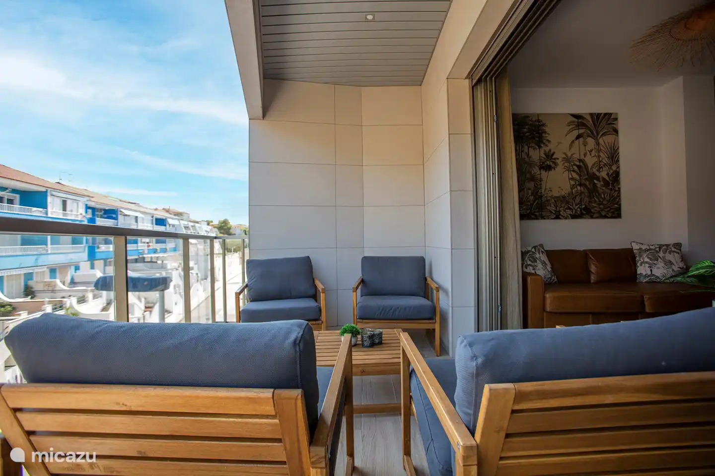 Balcon avec 4 chaises longues