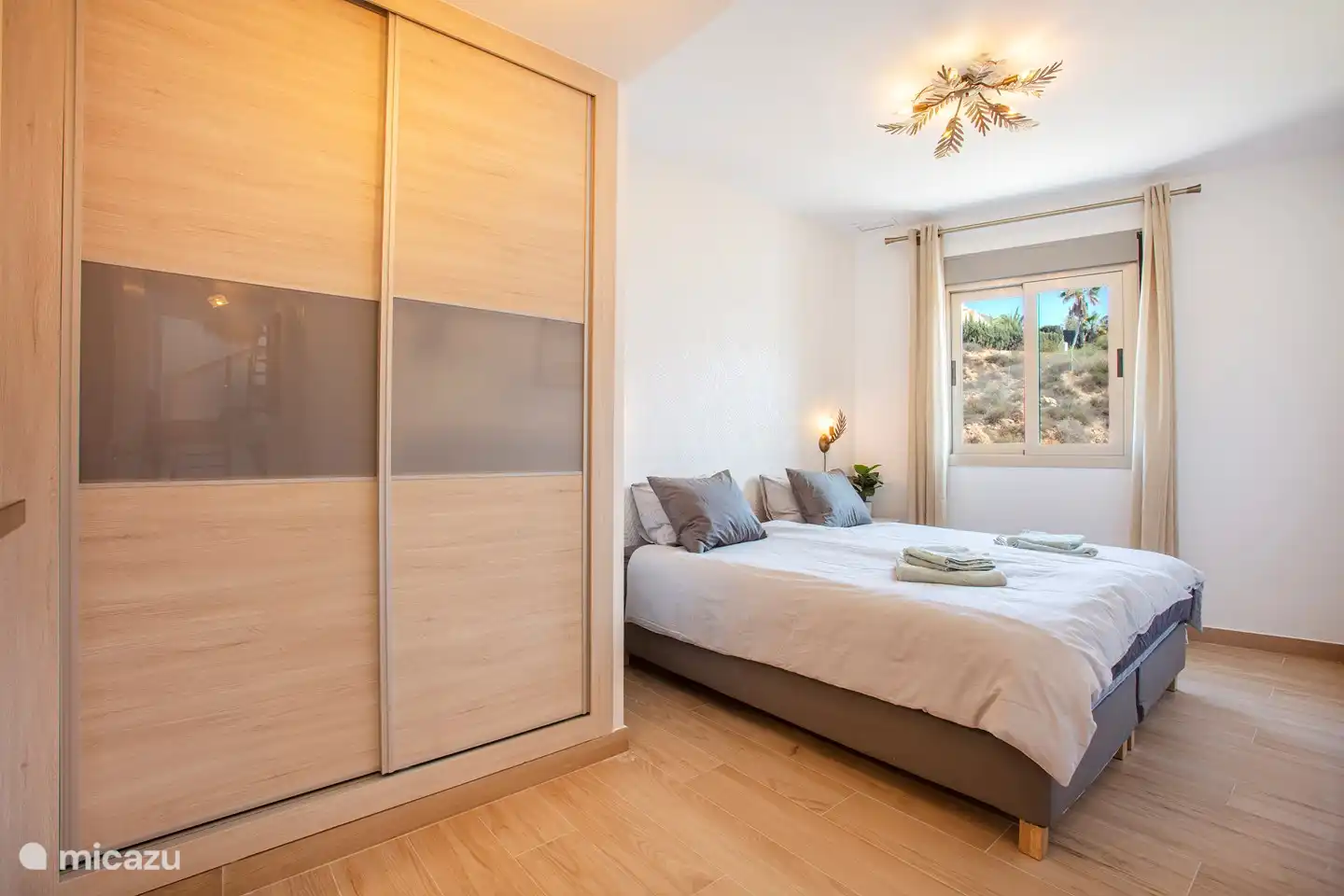 Chambre 1 avec lit double et armoire encastrée