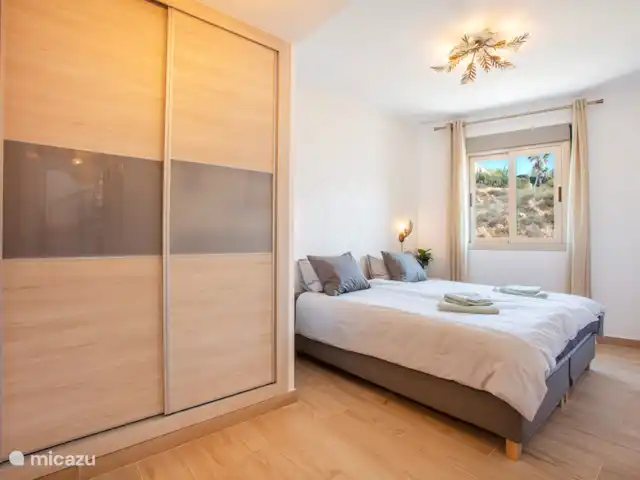 Penthouse en bord de mer avec jacuzzi | Espagne, Costa Cálida, Bolnuevo - penthouse Chambre 1 avec lit double et armoire encastrée
