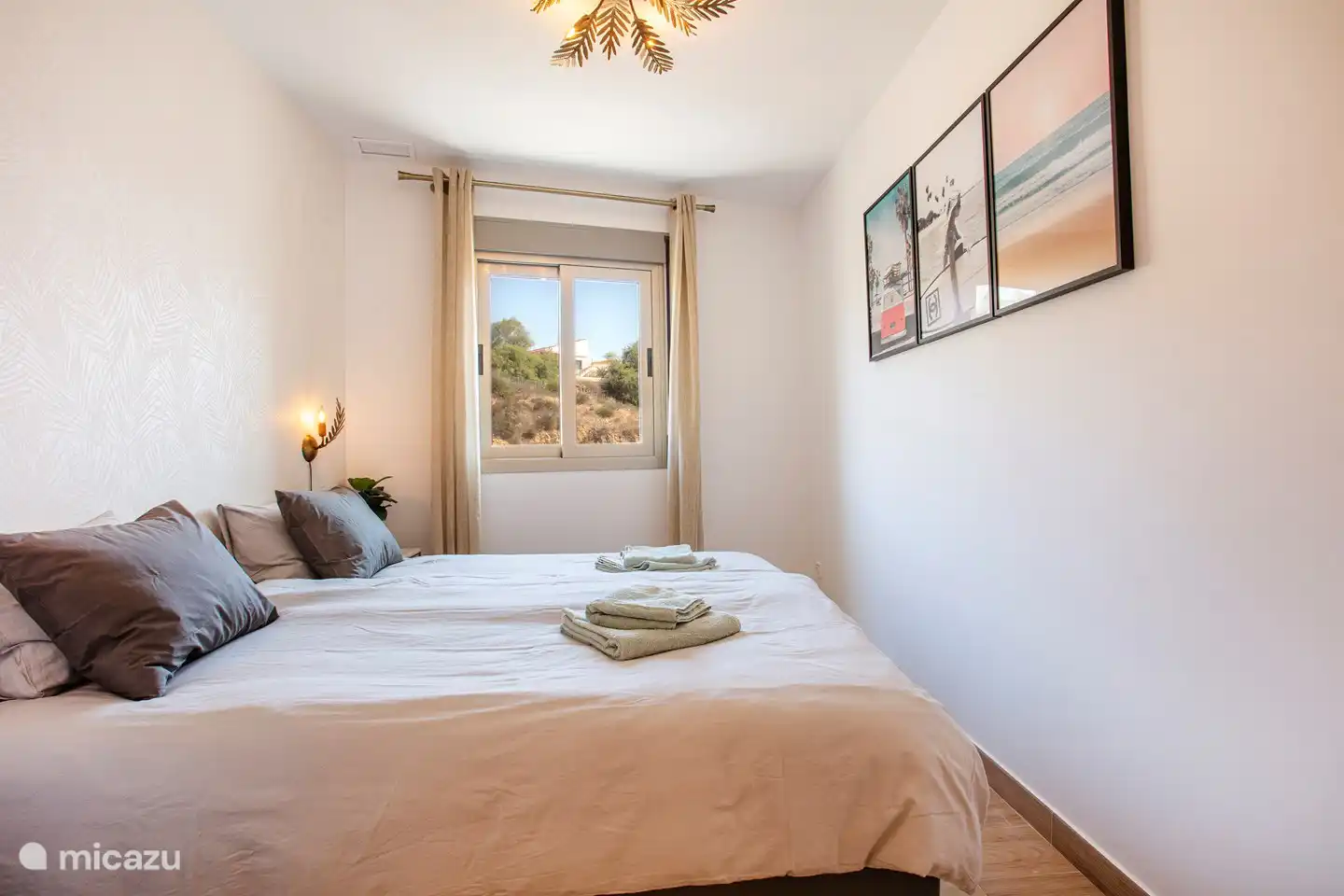 Chambre 1 avec un lit double et vue sur les montagnes