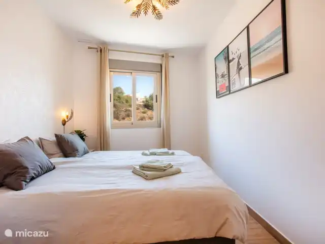 Penthouse en bord de mer avec jacuzzi | Espagne, Costa Cálida, Bolnuevo - penthouse Chambre 1 avec un lit double et vue sur les montagnes