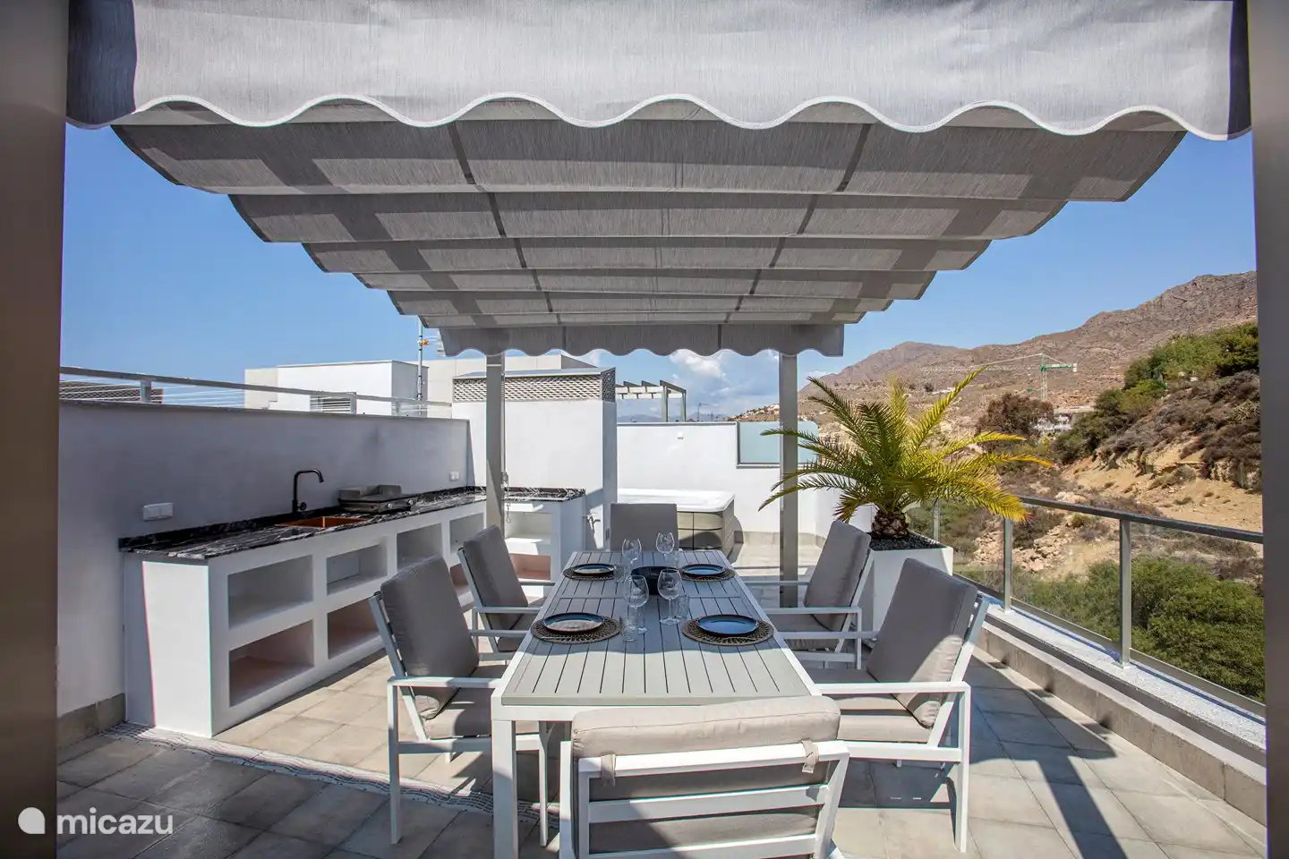 Table à manger avec cuisine extérieure et vue sur les montagnes