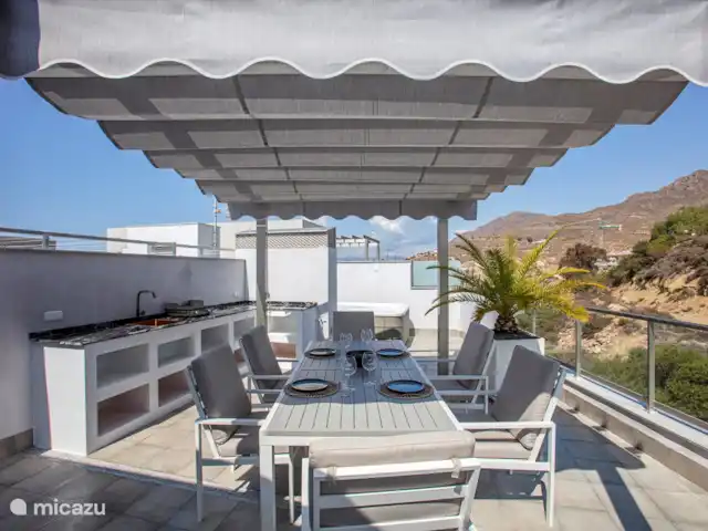 Penthouse en bord de mer avec jacuzzi | Espagne, Costa Cálida, Bolnuevo - penthouse Table à manger avec cuisine extérieure et vue sur les montagnes
