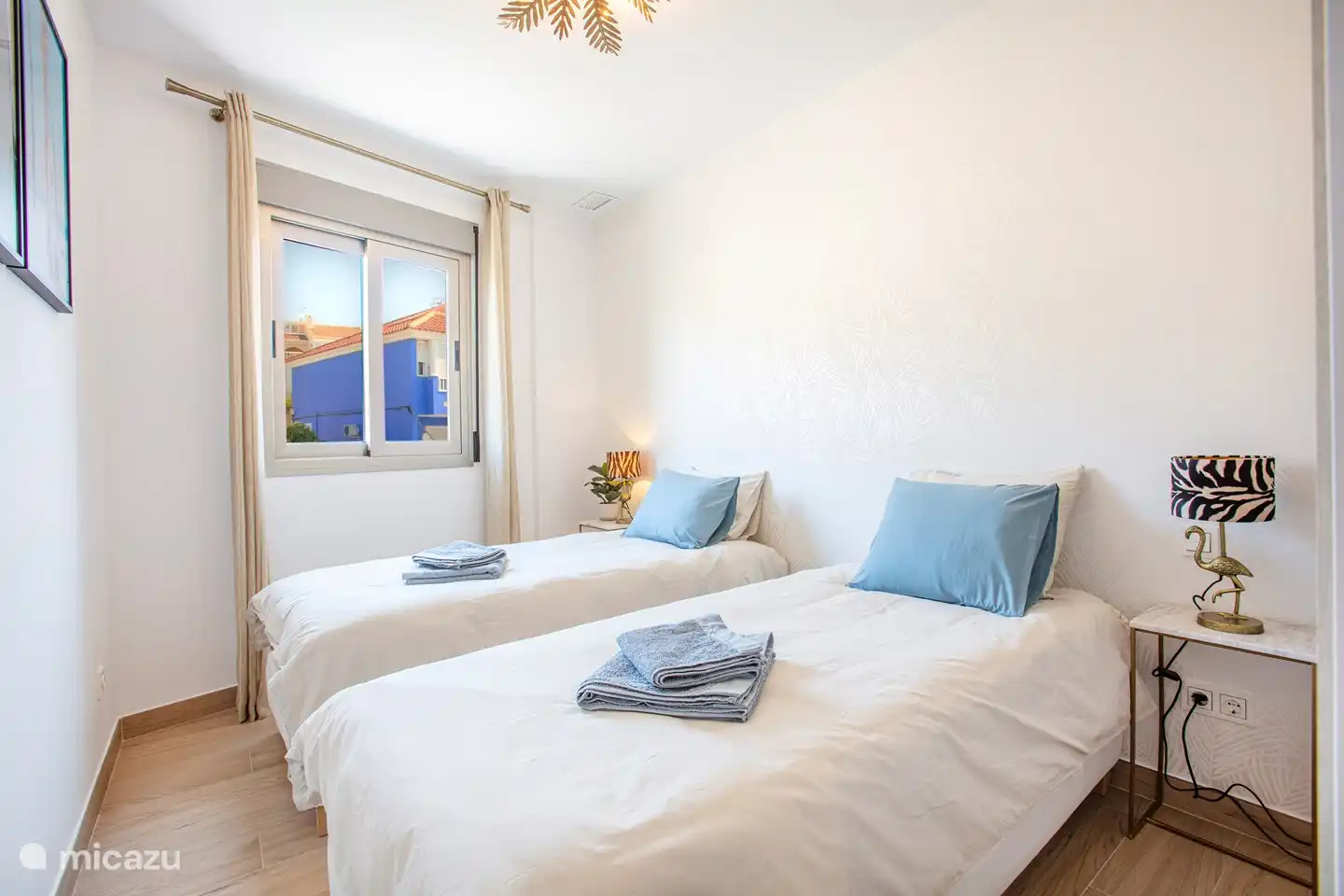 Chambre 2 avec 2 lits simples, donnant sur de jolies maisons bleues espagnoles