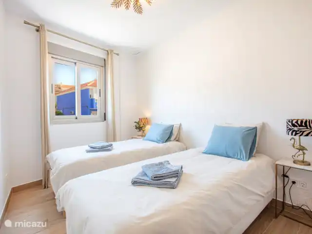 Penthouse en bord de mer avec jacuzzi | Espagne, Costa Cálida, Bolnuevo - penthouse Chambre 2 avec 2 lits simples, donnant sur de jolies maisons bleues espagnoles
