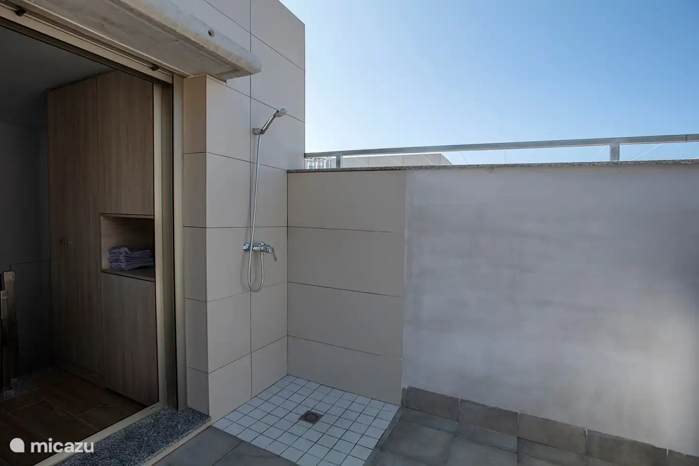 La douche extérieure sur le toit terrasse