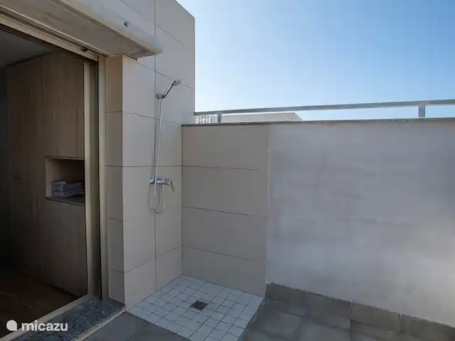 Penthouse en bord de mer avec jacuzzi | Espagne, Costa Cálida, Bolnuevo - penthouse La douche extérieure sur le toit terrasse