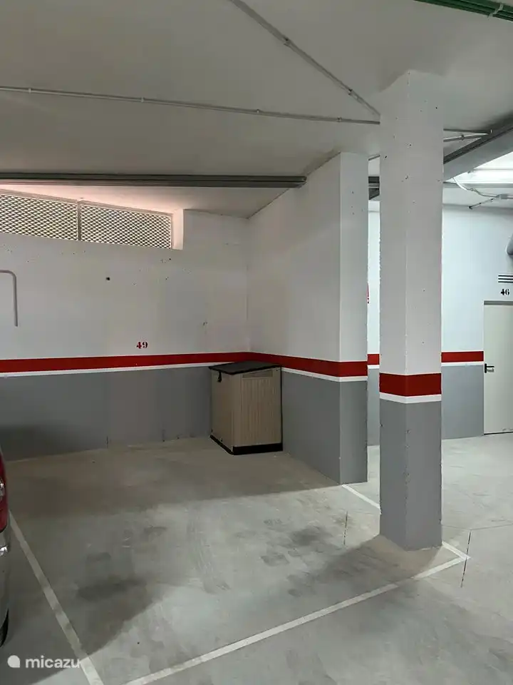 Le parking avec box avec matériel de plage