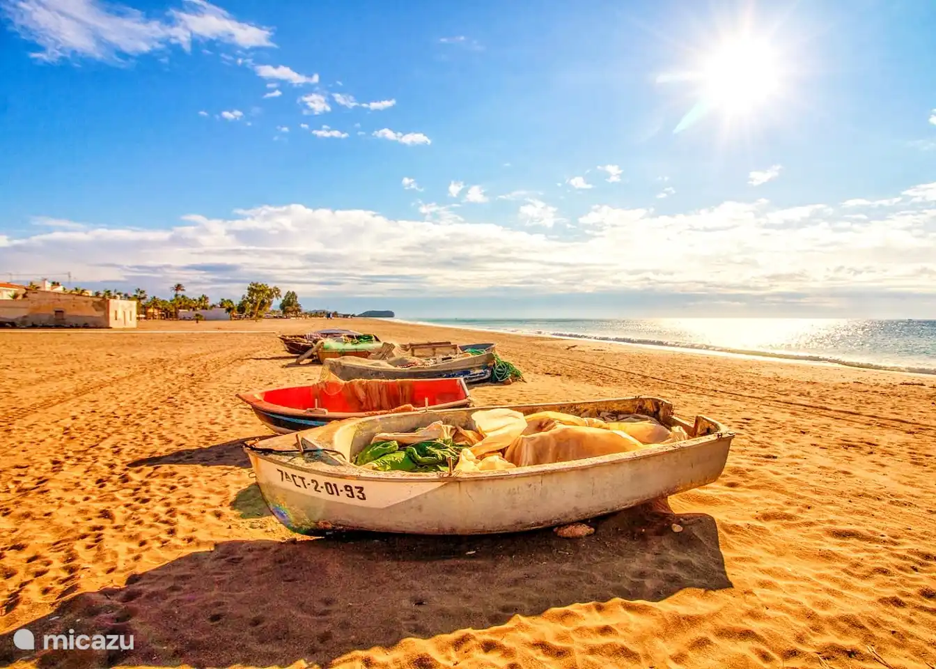 Les bateaux de pêche sur la plage de Bolnuevo