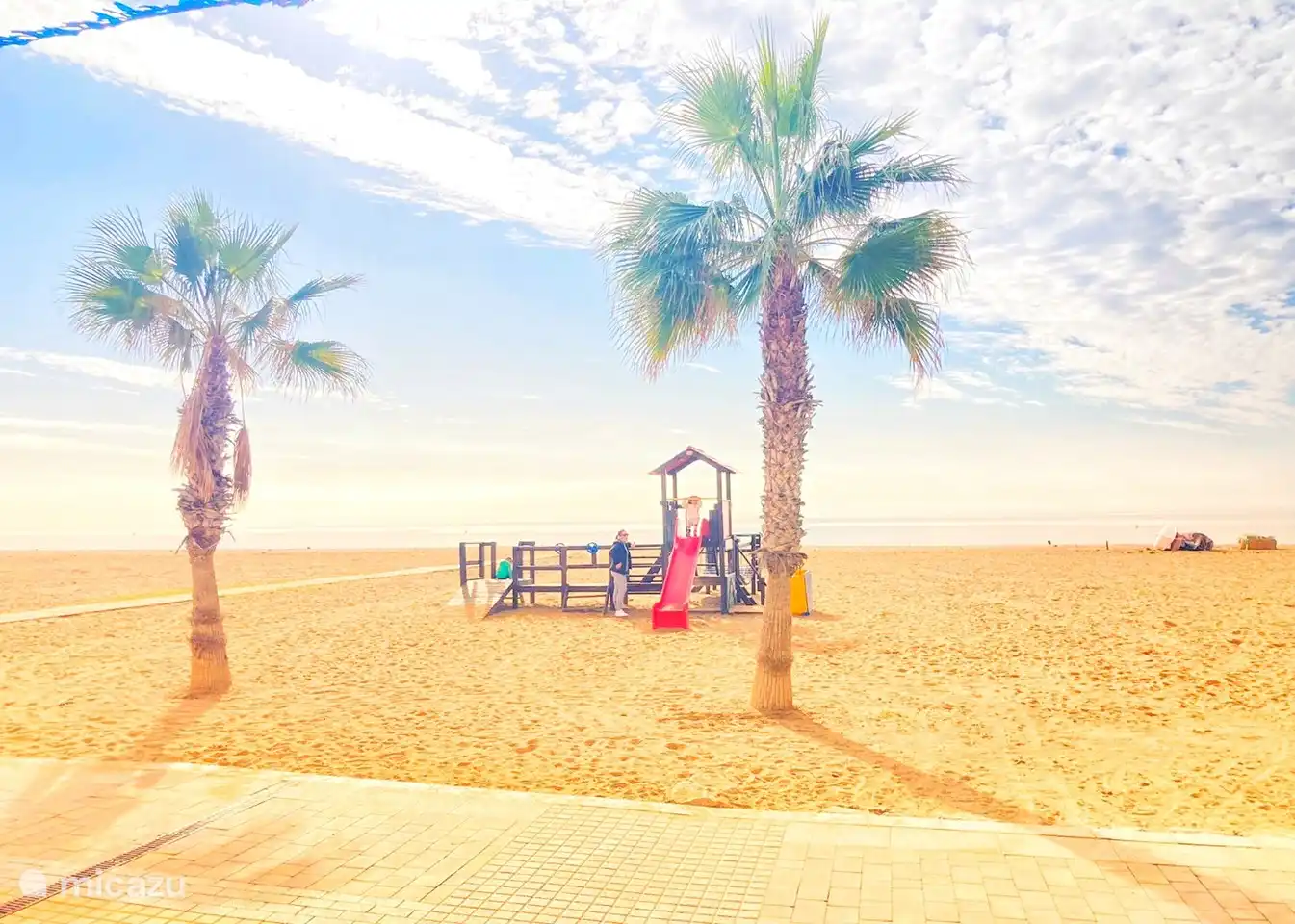 Aire de jeux sur la plage de Bolnuevo