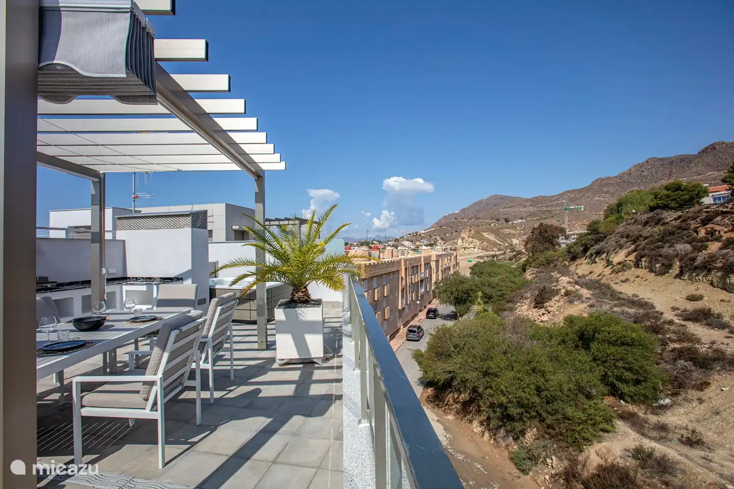 La vue depuis la terrasse sur le toit