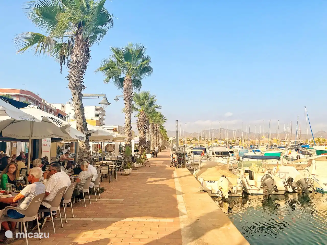 Puerto de Mazzaron, boulevard avec des restaurants chaleureux