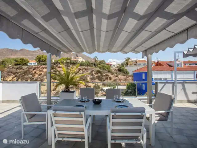 Penthouse en bord de mer avec jacuzzi | Espagne, Costa Cálida, Bolnuevo - penthouse Table à manger avec toile d'ombrage