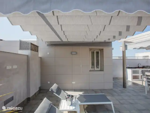 Penthouse en bord de mer avec jacuzzi | Espagne, Costa Cálida, Bolnuevo - penthouse Chaises longues avec toile d'ombrage