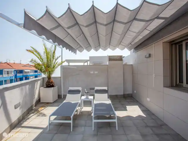 Penthouse en bord de mer avec jacuzzi | Espagne, Costa Cálida, Bolnuevo - penthouse Chaises longues avec toile d'ombrage