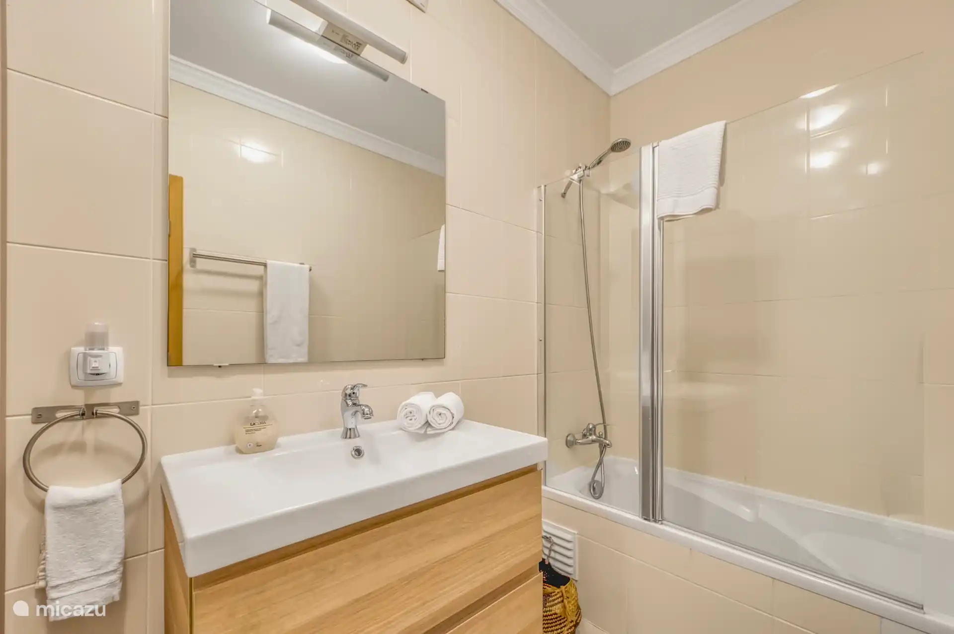 Ruime badkamer met ligbad, douche, toilet, bidet en wastafel